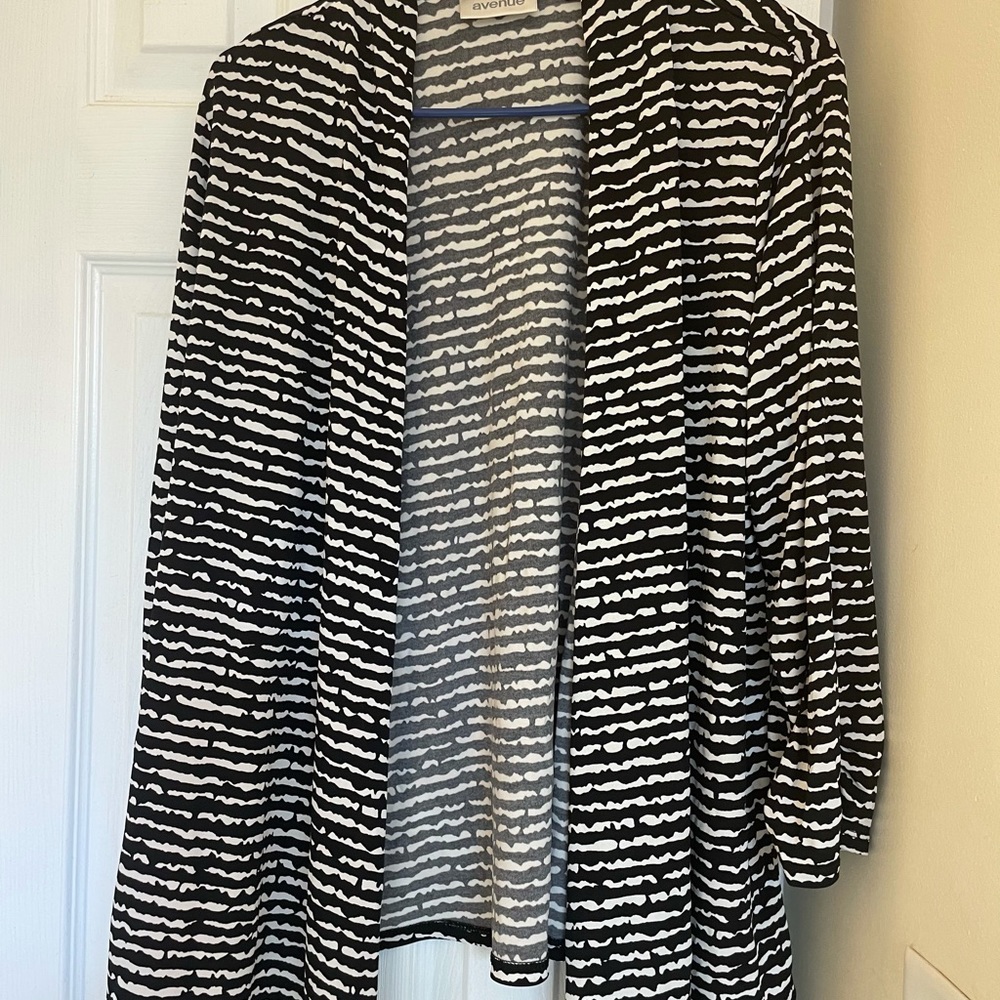Avenue Black and White Midrif Cardigan